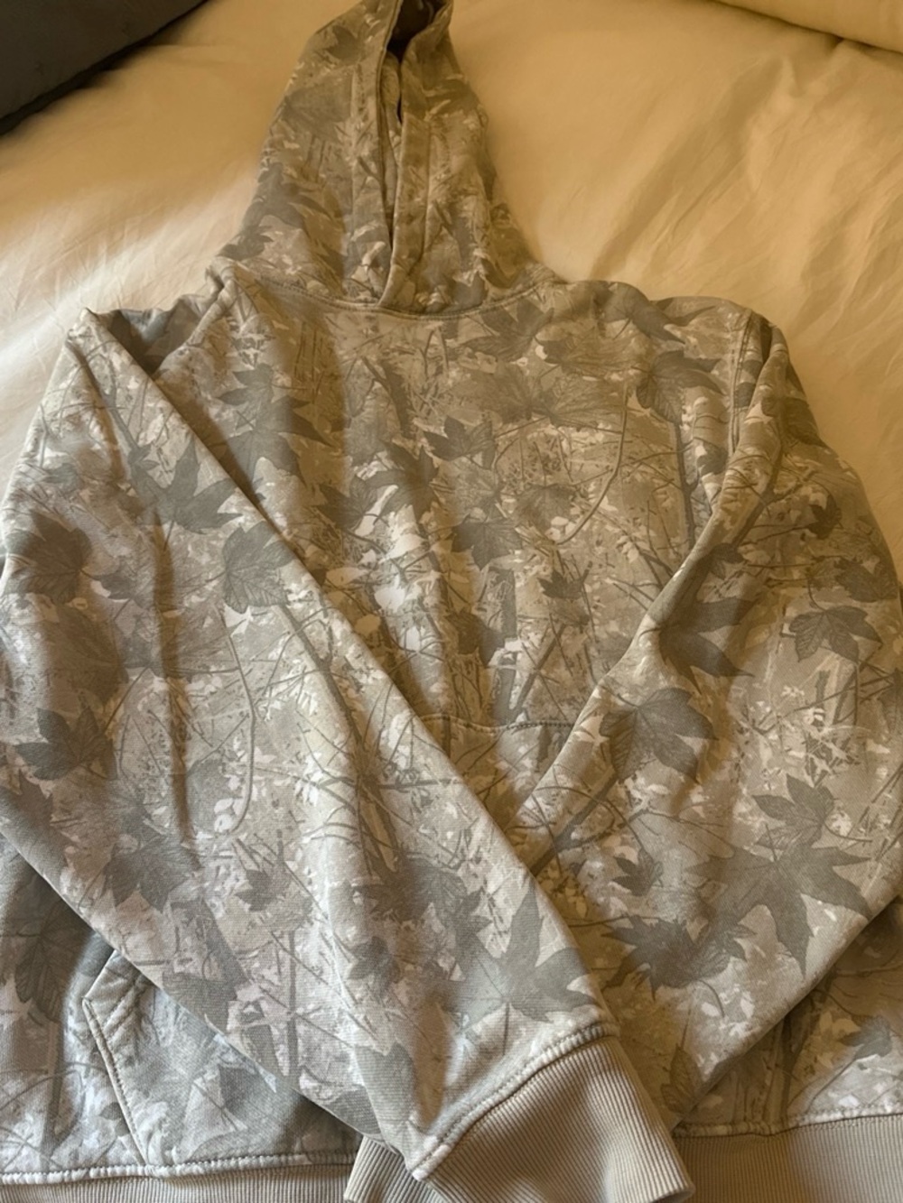 Old Navy Men's Hoodie in Light Gray Leaf Print